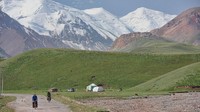 Penghuninya pun tak kurang gahar, yakni macan tutul salju dan domba bertanduk spiral. Pegunungan Pamir dijuluki Bam-i-Dunya alias Atap Dunia, sederet dengan Himalaya, Karakoram dan Hindu Kush (Dave Stamboulis/BBC Travel)