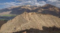 Inilah salah satu jalan arteri dari Jalur Sutra yang asli. Traveler yang ke sana masih dapat melihat sisa-sisa benteng di puncak gunung untuk melindungi perdagangan yang melalui wilayah tersebut (Dave Stamboulis/BBC Travel)  