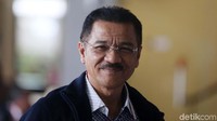 Gamawan Fauzi nampak menebar senyum saat ditemui wartawan.