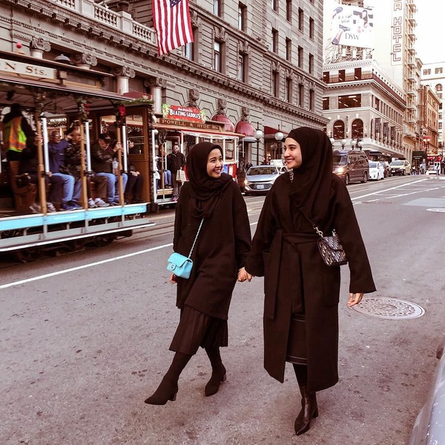 Aktris Laudya Cynthia Bella dan Zaskia Sungkar memiliki kedekatan bak saudara kandung. Persahabatan mereka terlihat dari kebersamaan keduanya di media sosial. Saat liburan bersama, mereka tampil bergaya serupa. Foto: Instagram/Zaskia Sungkar