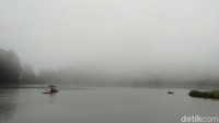 Nikmati suasana sejuk dan tenang di danau ini. Pikiran stress dijamin hilang. (Idris/detikTravel)