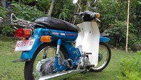 Jika dilihat sekilas, hasil restorasi Yamaha V75 ini cukup memuaskan. Warna cat motor terlihat sangat mengkilau seperti motor baru. Detail lain pun diperhatikan oleh sang mekanik, seperti grafis striping, emblem, bahkan hingga rak besi yang berada di ujung jok belakang pun disematkan. Foto: Facebook Djoko Supriyanto