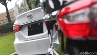 Mengusung platform baru, harga Camry mengalami kenaikan. Berikut daftar harga Camry terbaru di Indonesia: Camry 2.5 G AT Rp 613,35 juta, Camry 2.5 V Rp 646,65 juta, dan Camry 2.5 L A/T Hybrid Rp 806,6 juta.