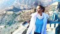 Tembok China yang ikonik pun pernah Elly kunjungi (djelly_g/Instagram)