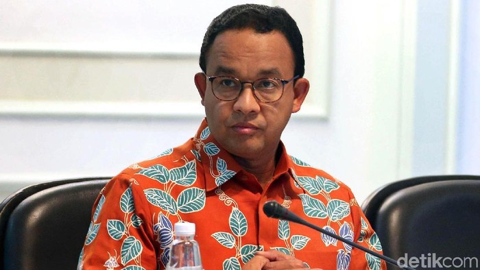 Gubernur DKI Jakarta Anies Baswedan turut hadir dalam rapat terbatas bersama Presiden Joko Widodo. Seperti apa gayanya?