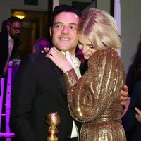 Inilah kemesraan Rami dan Lucy di Golden Globes. Di penghargaan tersebut, Rami menerima piala sebagai Aktor Terbaik 2019. Foto: Getty Images