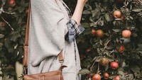 Tuh kan, lagi-lagi berpose layaknya sedang ada pemotretan di kebun apel. Padahal Kelleth sedang mengenakan pakaian santai. Foto: Instagram kellethcuthbert