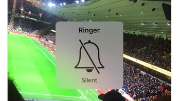 Fans Liverpool terdiam di kandang Wolves karena timnya kalah. Foto: istimewa