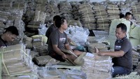 Penyortiran itu dilakukan secara manual yang dilakukan oleh belasan pekerja, dengan mengemas dari kemasan besar ke kemasan plastik kecil.