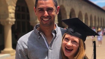 “Beruntungnya aku, dia cantik dan punya gelar sarjana dari Stanford. Selamat cinta, atas apa yang kamu raih. Tak sabar meneruskan perjalanan indah ini bersamamu,” tulis Nayel saat Jennifer lulus dari kuliahnya di Stanford pada Juni lalu. Foto: Instagram