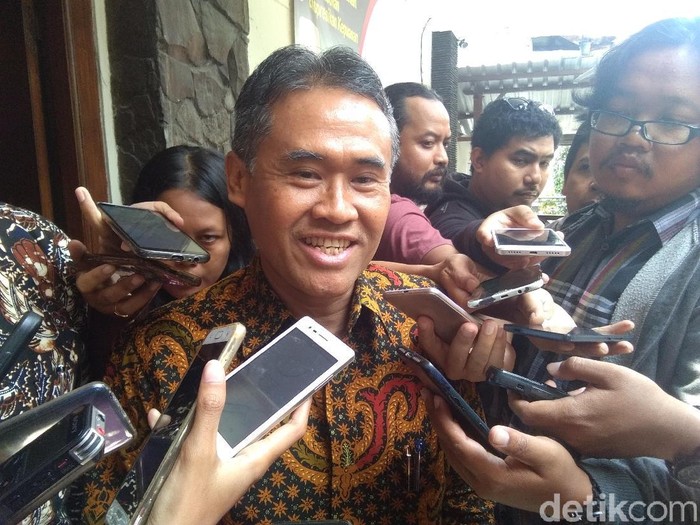 Rektor UGM, Panut Mulyono di kantor ORI DIY, Yogyakarta, Selasa (8/1/2019).