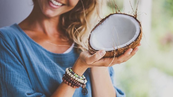 ilustrasi kelapa Coconut with coconut oil in jar on wooden background