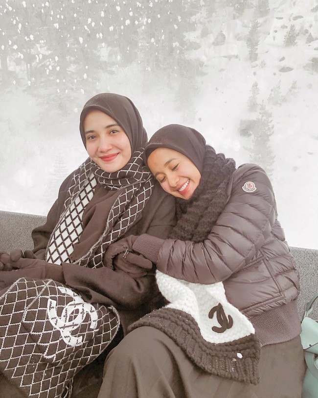 Sedangkan Zaskia Sungkar lebih sering memilih warna gelap dan earth tone seperti hitam, putih, dan cokelat. Hal ini terlihat dari karya-karya desain di label busananya. Foto: Instagram/Zaskia Sungkar