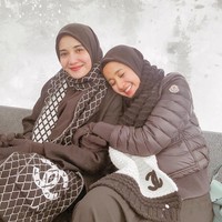 Sedangkan Zaskia Sungkar lebih sering memilih warna gelap dan earth tone seperti hitam, putih, dan cokelat. Hal ini terlihat dari karya-karya desain di label busananya. Foto: Instagram/Zaskia Sungkar