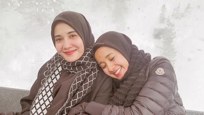 Seperti Kembar, Ini Gaya Laudya C. Bella dan Zaskia Saat Liburan Bareng