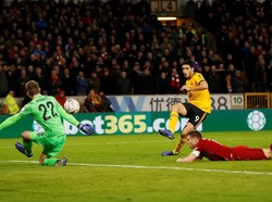 Raul Jimenez membawa Wolves unggul duluan pada menit ke-30 lewat sontekan di depan gawang Simon Mignolet. ()Carl Recine/Reuters