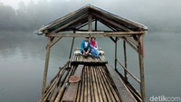 Kamu bisa foto romantis bersama pasangan sambil naik rakit ini. Seru! (Idris/detikTravel)