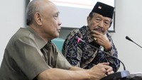Direktur Jenderal Bina Pemerintahan Desa Kemendagri Nata Irawan (kiri) dan Ketua Umum Yayasan Badan Kerja Sama Sosial Usaha Pembinaan Warga Tama (BERSAMA) I Gusti Made Putera Astaman melakukan penandatanganan nota kesepahaman bersama di Jakarta, Selasa (8/1). Foto: dok. Kemendagri