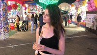 Mengintip instagram pribadinya, ternyata Kelleth menyukai camilan seperti churros. Tapi gayanya saat kulineran tetap mencirikan kalau dirinya seorang model profesional. Foto: Instagram kellethcuthbert