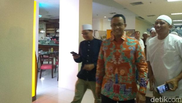 Anies Baswedan membesuk ustaz Arifin Ilham di RSCM Kencana, Selasa (8/1/2019)