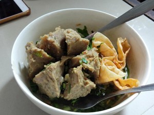 Gurihnya Mantap! Bakso Jeroan Khas Warung Bakso Satuman
