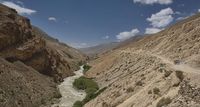 Pamir Highway terkenal sebagai jalur yang sempit dan tikungannya tajam.