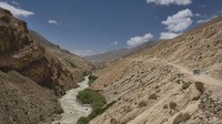Rute Pamir Highway melewati Koridor Wakhan dan mengikuti Sungai Panj yang memisahkan Afghanistan dan Tajikistan. Pemukiman kecil Muslim Ismailiyah menghiasi kedua sisi jalur sungai (Dave Stamboulis/BBC Travel)  