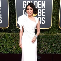 Sandra Oh hadir di karpet merah Golden Globes 2019, Senin (7/1/2019) berbalut gaun putih Versace yang memikat. Aksen draperi pada satu bagian gaun menambah kesan modern yang chic untuk karakter aktris serial Greys Anatomy ini. Foto: Getty Images