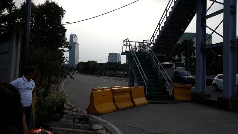 Tangga JPO Belum Dipindah, Sebagian Akses ke Kebon Jeruk Ditutup Tangga JPO Belum Dipindah, Sebagian Akses ke Kebon Jeruk Ditutup