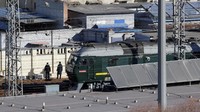Dalam perjalanan ke China pada minggu ini, Kim yang menumpang kereta api yang dilapisi baja serta didampingi disertai oleh beberapa pejabat Korea Utara lainnya. REUTERS/Jason Lee.