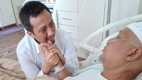 Momen saat Ustaz Yusuf Mansur menjenguk Ustaz Arifin Ilham pada Selasa (8/1). Dia menyebut wajah Ustaz Arifin Ilham tetap segar dan cerah (Foto: ist)