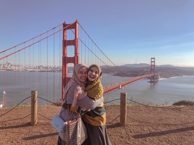 Di keseharian, Laudya Cynthia Bella dan Zaskia Sungkar memiliki sedikit perbedaan selera. Bella, sapaan akrabnya lebih menyukai warna-warna pastel yang lembut seperti peach. Foto: Instagram/Zaskia Sungkar