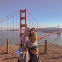 Di keseharian, Laudya Cynthia Bella dan Zaskia Sungkar memiliki sedikit perbedaan selera. Bella, sapaan akrabnya lebih menyukai warna-warna pastel yang lembut seperti peach. Foto: Instagram/Zaskia Sungkar