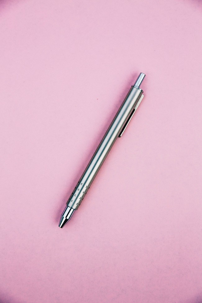 Masih menyimpan pulpen yang tintanya habis atau kering? Relakan pulpen tersebut untuk tidak memenuhi mejamu lagi.  Foto: Unsplash