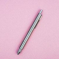 Masih menyimpan pulpen yang tintanya habis atau kering? Relakan pulpen tersebut untuk tidak memenuhi mejamu lagi.  Foto: Unsplash