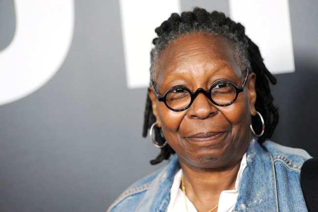 Whoopi Goldberg: 34 TahunTak hanya seleb pria, ada pula seleb wanita yang sudah punya cucu di usia 30-an. Adalah aktris dan presenter Whoopi Goldberg yang jadi nenek di umur 34. Wanita yang menikah di usia 18 tahun itu menimang cucu setelah sang anak Alexandrea Martin melahirkan saat 16 tahun.Foto: Getty Images