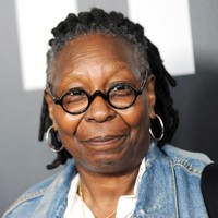 Whoopi Goldberg: 34 TahunTak hanya seleb pria, ada pula seleb wanita yang sudah punya cucu di usia 30-an. Adalah aktris dan presenter Whoopi Goldberg yang jadi nenek di umur 34. Wanita yang menikah di usia 18 tahun itu menimang cucu setelah sang anak Alexandrea Martin melahirkan saat 16 tahun.Foto: Getty Images