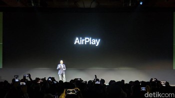 Turut diumumkan bahwa televisi LG kini mendukung AirPlay. Sehingga pengguna perangkat Apple bisa memutar konten di televisi LG. (Foto: Adi Fida Rahman/detikINET)