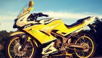 Tidak hanya tampil polosan apa adanya, Ruli juga turut menyematkan beberapa emblem khas motor balap, seperti lambang Monster Energy, nomor 46 milik Valentino Rossi, dan logo MotoGP. Istimewa/Ruli Afriyanto.