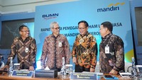 Komisaris Utama Bank Mandiri Hartadi A Sarwono (kiri) berbincang dengan Direktur Utama Kartika Wirjoatmodjo (tengah) dan Wakil Direktur Utama Sulaiman A Arianto sebelum membuka RUPS Luar Biasa di Plaza Mandiri Jakarta, Senin (7/1/2019).