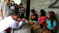 Suwirta menyatakan, tindakannya menggelar sidak sampai menutup tempat hiburan terlarang itu merupakan yang pertama di Provinsi Bali. Tidak hanya sebatas menutup kafe remang-remang, Suwirta juga memberikan arahan terhadap pengelola dan korban PSK. Foto: dok. Pemkab Klungkung