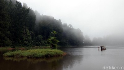 Foto: Situ Gunung yang Tenang & Curug Sawer yang Cantik