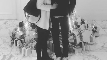 Jennifer pun tak kalah sering memamerkan kemesraannya dengan sang pacar. Happy holidays tulisnya di foto ini dengan lokasi di Belanda. Foto: Instagram