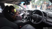 Pengunjung melihat bagian interior Camry.