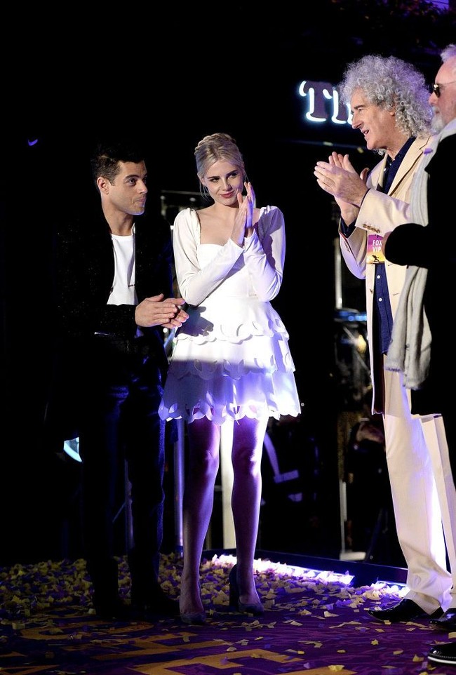 Pada Agustus 2018, keduanya pun kepergok berciuman di sebuah restoran. Meski sudah tampil mesra, namun Rami dan Lucy tidak mengonfirmasi tentang hubungan mereka. Foto: Getty Images