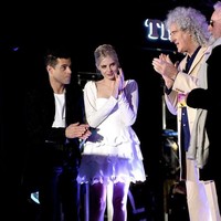 Pada Agustus 2018, keduanya pun kepergok berciuman di sebuah restoran. Meski sudah tampil mesra, namun Rami dan Lucy tidak mengonfirmasi tentang hubungan mereka. Foto: Getty Images