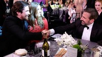 Satu meja di acara jamuan makan malam bersama komedian Steve Carell, Christian menikmati wine, cucpake, hingga aneka roti manis. Foto: Istimewa