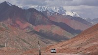 Pamir Highway membentang antara Kota Dushanbe di Tajikistan dan Kota Osh di Kirgistan. Jalan itu melintasi padang belantara liar, padang pasir hingga pegunungan bersalju di ketinggian lebih dari 4.000 mdpl (Dave Stamboulis/BBC Travel)