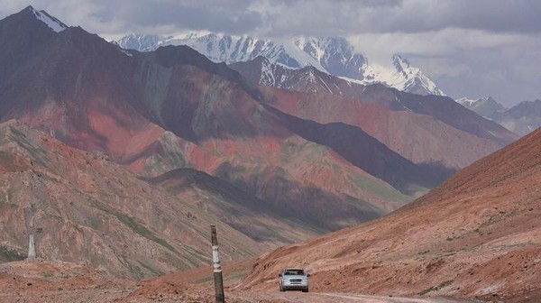 Pamir Highway membentang antara Kota Dushanbe di Tajikistan dan Kota Osh di Kirgistan. Jalan itu melintasi padang belantara liar, padang pasir hingga pegunungan bersalju di ketinggian lebih dari 4.000 mdpl (Dave Stamboulis/BBC Travel)