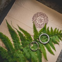 Undangan pernikahan ada kalanya memiliki desain unik dan lucu. Tapi jika sekiranya tidak berfungsi lagi, sebaiknya dibuang saja. Atau, ada ide membuatnya jadi punya fungsi baru? Foto: Unsplash